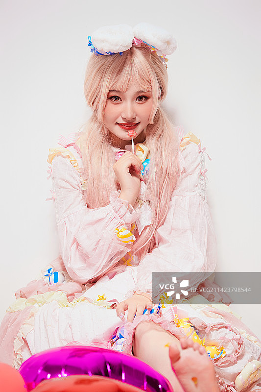 穿着糖果洛丽塔服装庆祝生日的亚洲少女图片素材