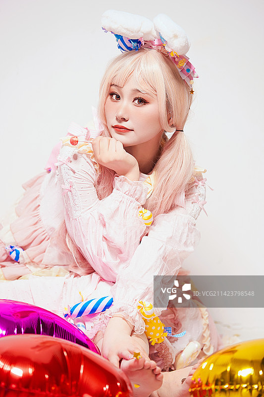 穿着糖果洛丽塔服装庆祝生日的亚洲少女图片素材