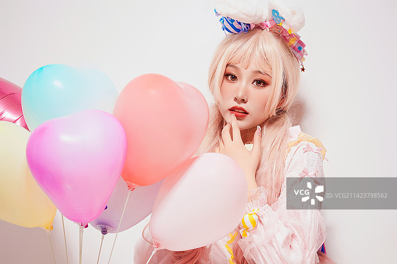 穿着糖果洛丽塔服装庆祝生日的亚洲少女图片素材