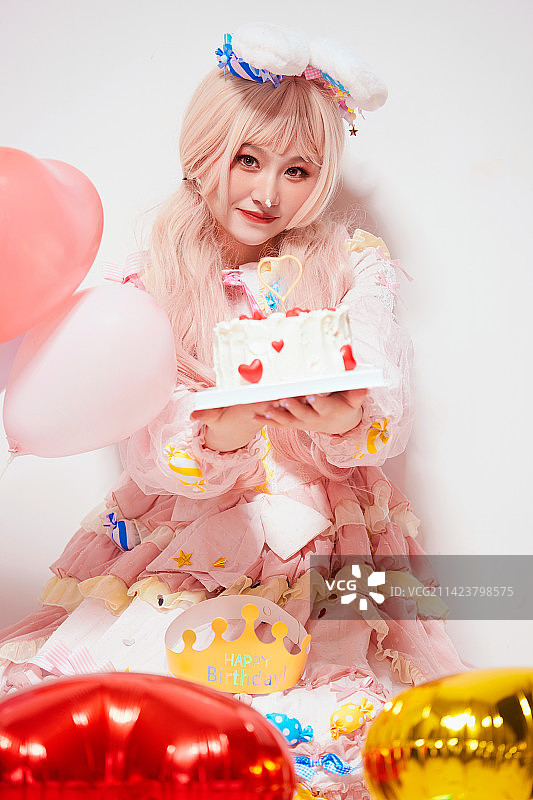穿着糖果洛丽塔服装庆祝生日的亚洲少女图片素材