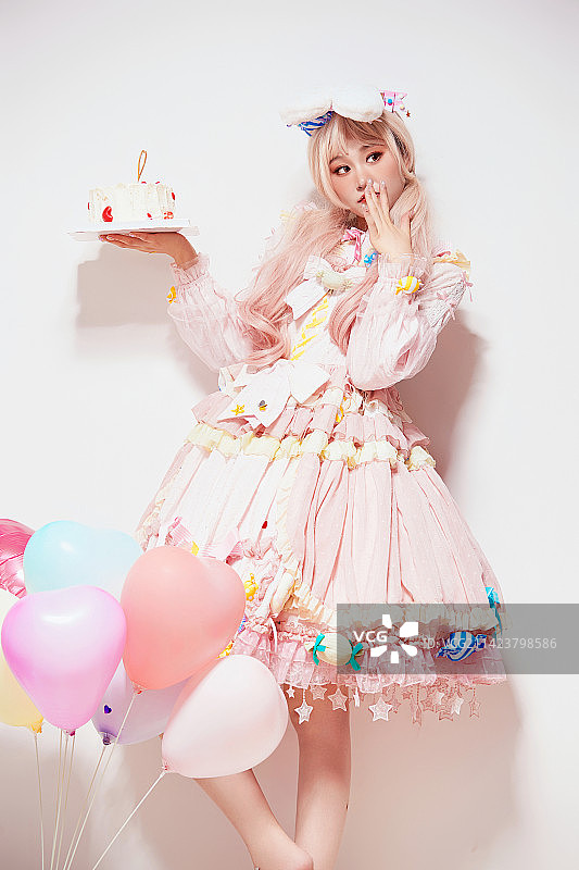 穿着糖果洛丽塔服装庆祝生日的亚洲少女图片素材