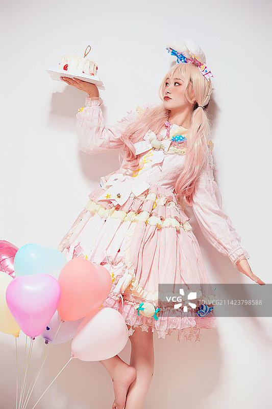 穿着糖果洛丽塔服装庆祝生日的亚洲少女图片素材