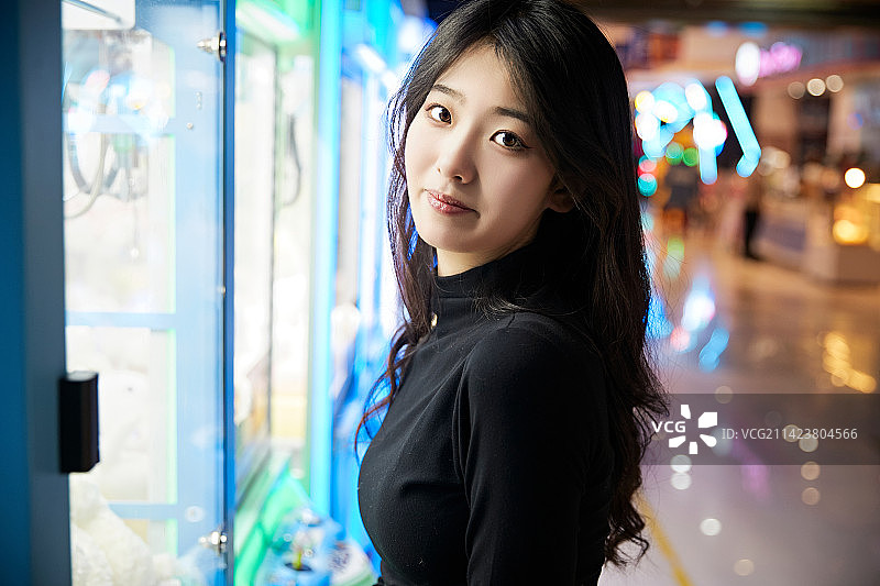 在电子游戏娱乐城玩耍的时尚少女图片素材