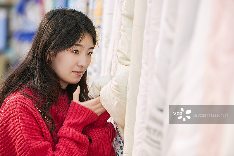 逛超市购物的亚洲美女图片素材
