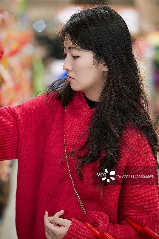 逛超市购物的亚洲美女图片素材