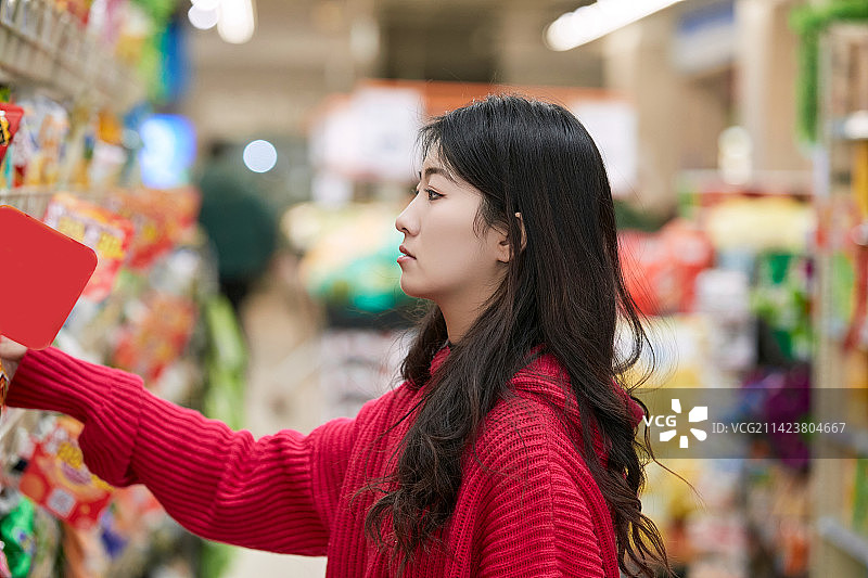 逛超市购物的亚洲美女图片素材