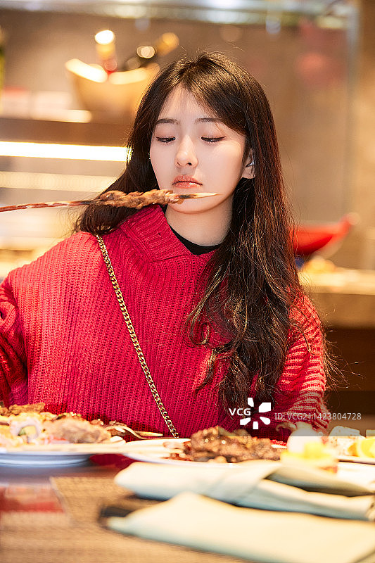 在酒店自助餐厅大吃特吃的可爱少女图片素材
