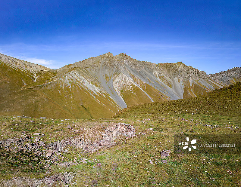 新疆境内山脉荒原无人区野高低起伏地形山峰连绵地面人迹罕至雪原崎岖辽阔挺拔高耸巍峨雄伟陡峭山崖气势逼人图片素材