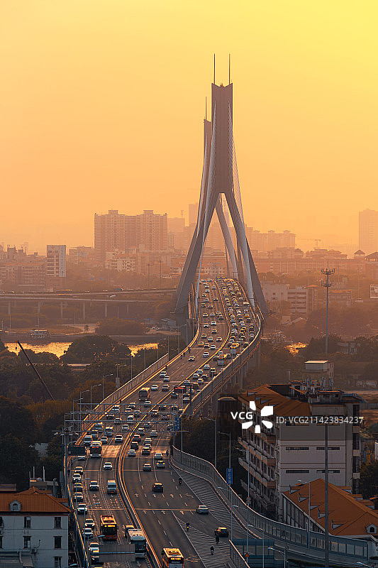 广州鹤洞大桥黄昏车流图片素材