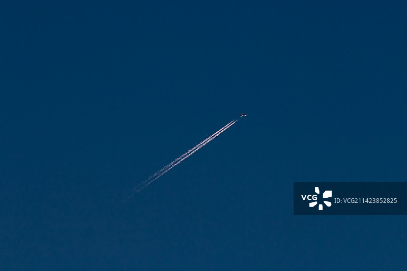 民航飞机航迹云图片素材