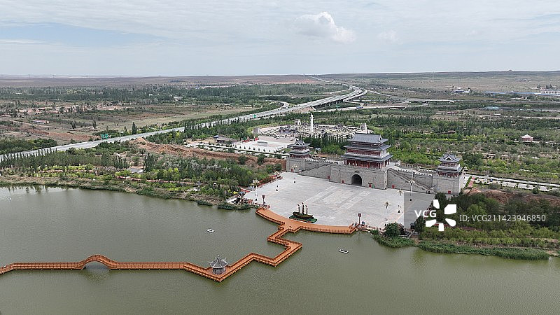 阴天航拍甘肃盐池县城古城墙和博物馆图片素材