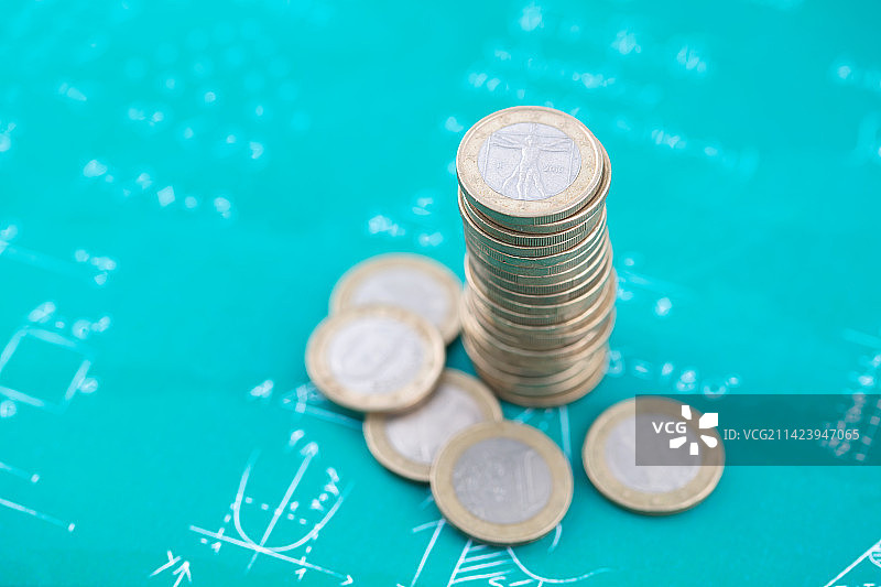 欧元硬币在黑板背景上图片素材