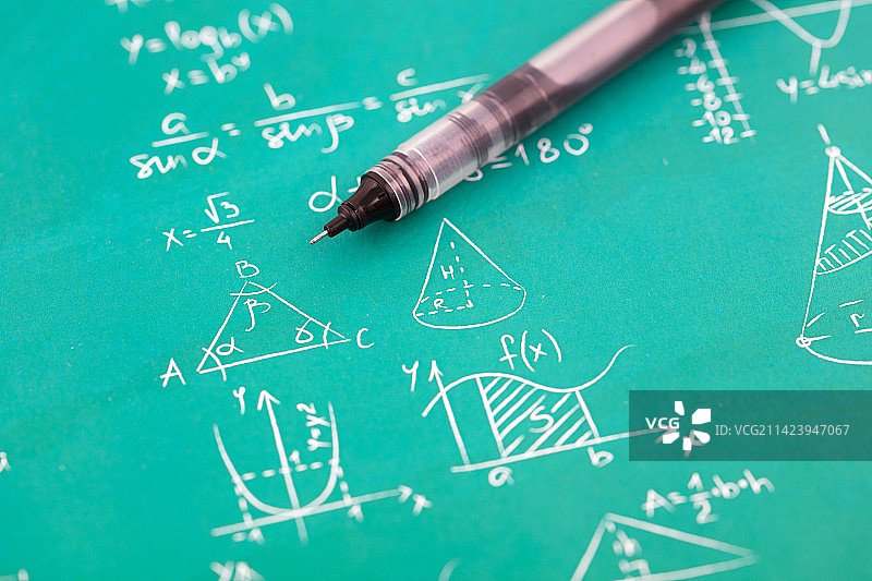 签字笔在黑板背景上图片素材