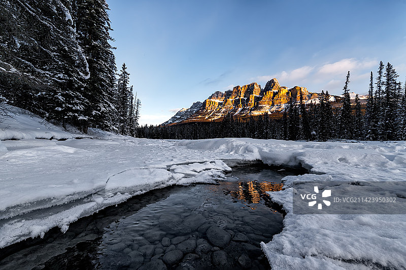 弓河畔的城堡山图片素材