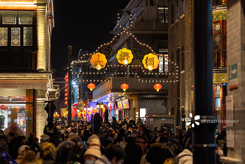 春节期间的前门大街大栅栏夜景图片素材