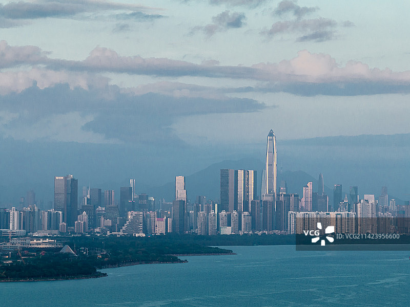 傍晚远眺深圳平安金融中心图片素材