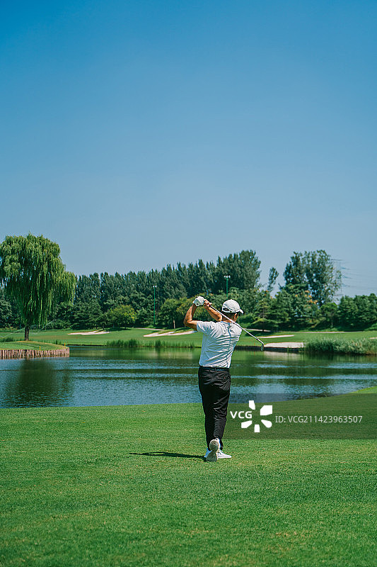 打高尔夫球的人图片素材
