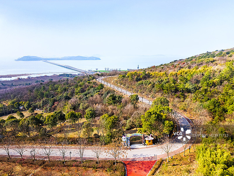 航拍苏州西山渔洋山风景区春天梅花自然风光图片素材