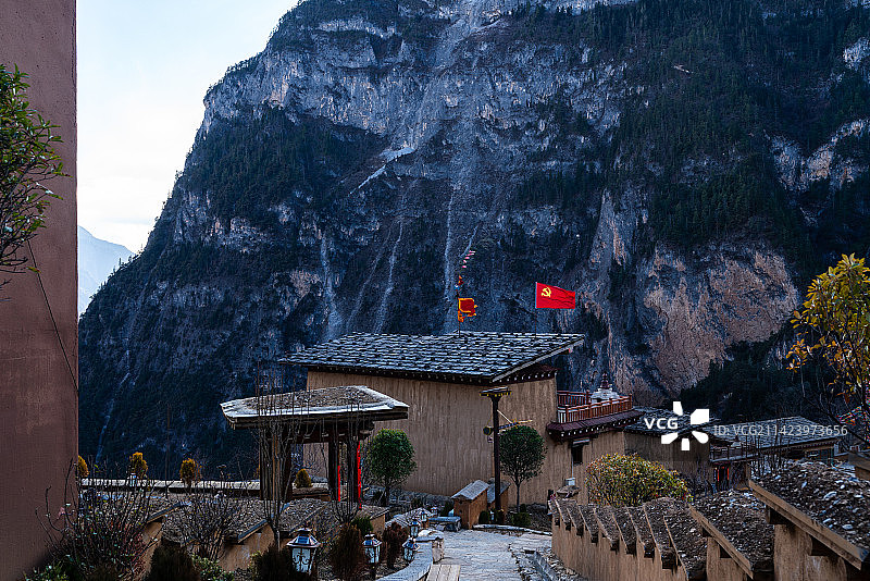 党旗飘扬在香巴拉图片素材