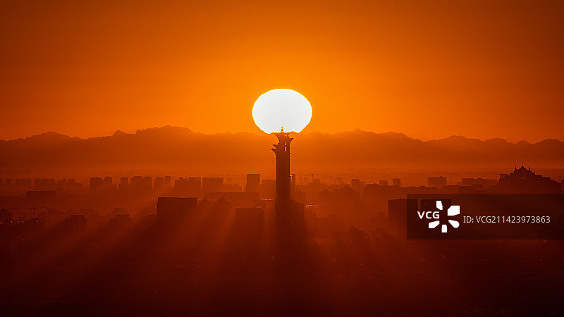 日出的天空衬托出北京奥林匹克塔建筑物的轮廓图片素材