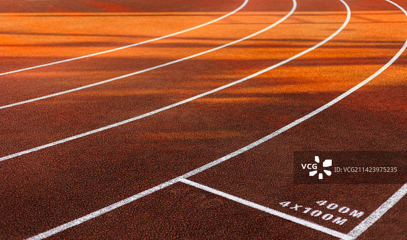 清晨阳光下深圳文锦中学的校园操场与跑道图片素材