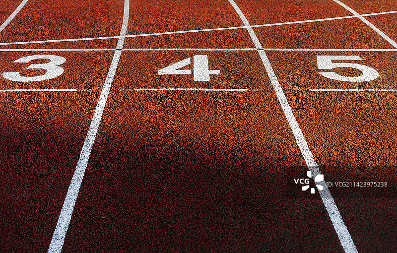 清晨阳光下深圳文锦中学的校园操场与跑道图片素材