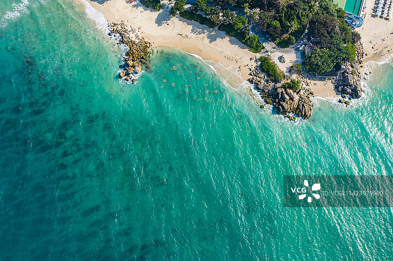 航拍海南三亚蜈支洲岛 热带海岛 海中小岛 海水碧蓝澄澈 蓝色人间天堂 古崎洲岛 牛奇洲岛图片素材