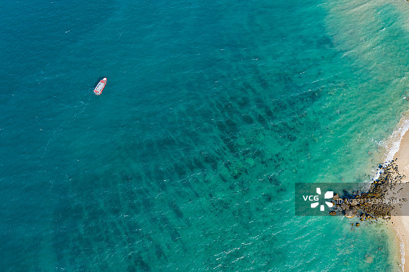航拍海南三亚蜈支洲岛 热带海岛 海中小岛 海水碧蓝澄澈 蓝色人间天堂 古崎洲岛 牛奇洲岛图片素材