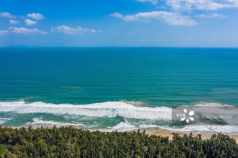 航拍海南三亚海棠湾旅游区 热带海滨沙滩 椰林海滩 海浪浪花翻涌 碧蓝色图片素材