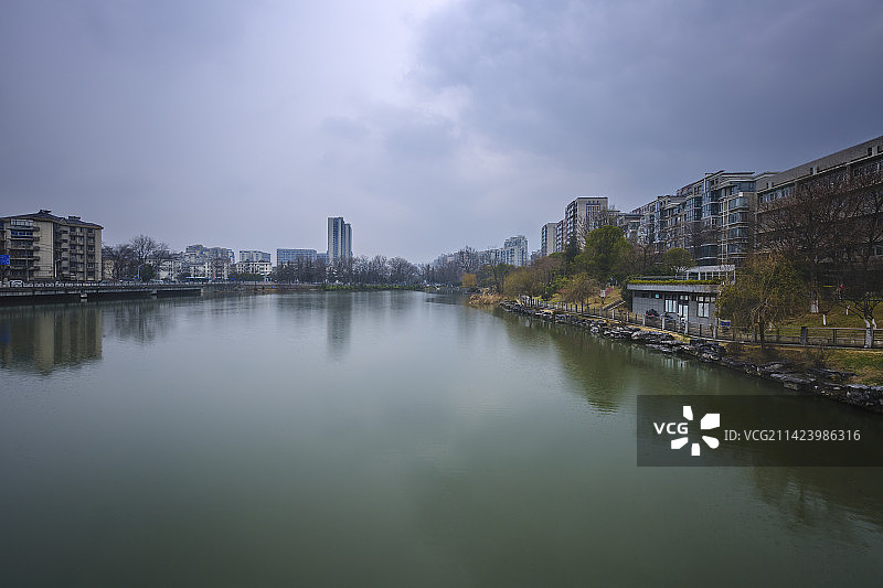 从解放路桥眺望春日小雨中的护城河+南京图片素材
