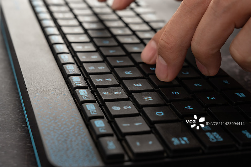 男士操作鼠标键盘的手的特写图片素材