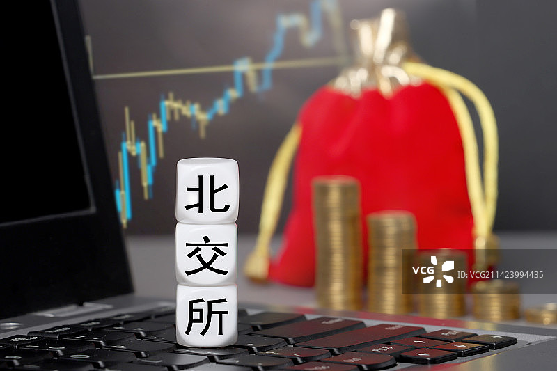 计算器上的文字积木北交所图片素材