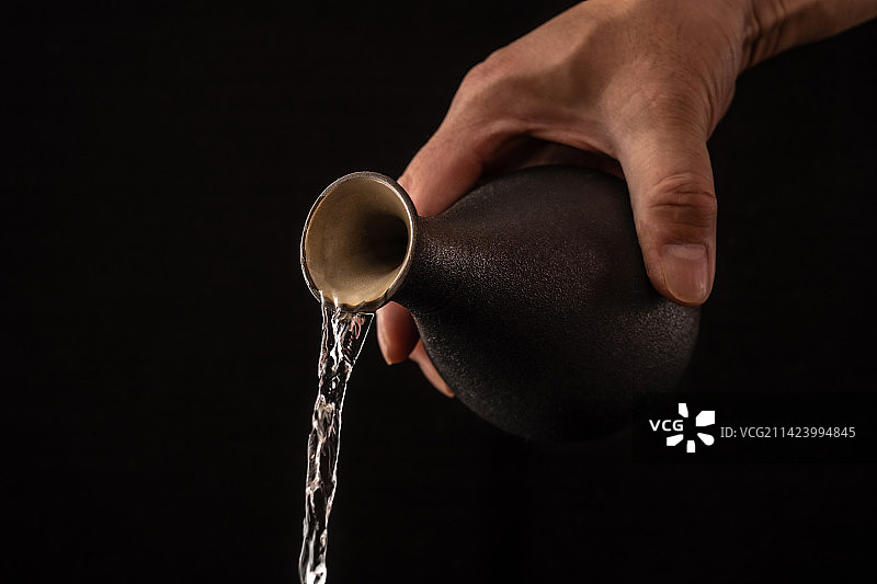 中式陶瓷酒壶白酒倒酒特写图片素材