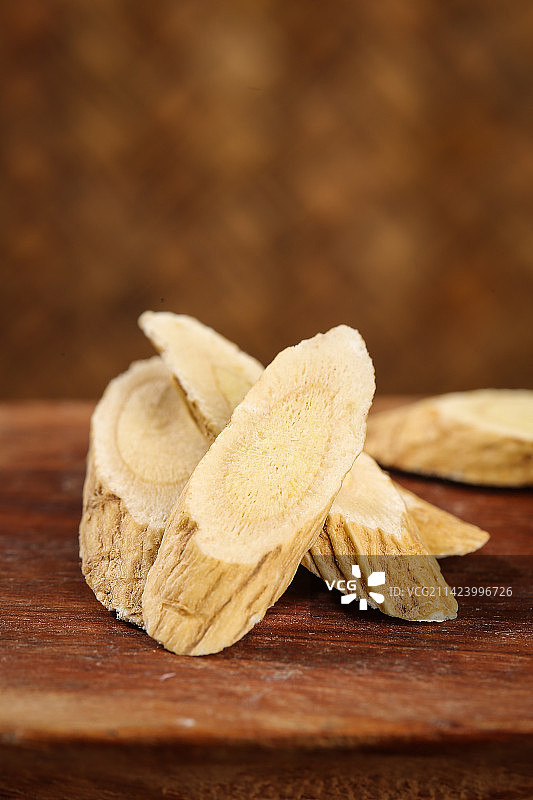 深底上的黄芪片图片素材