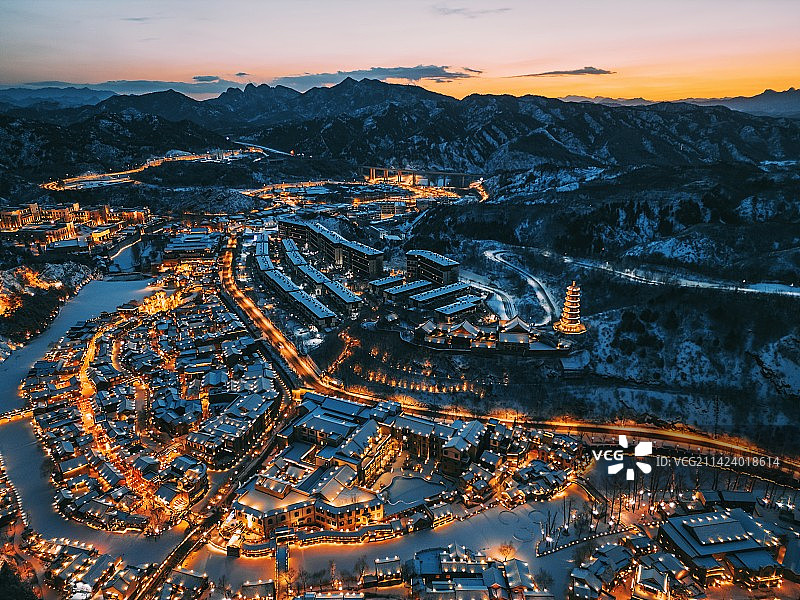 司马台长城古北水镇夜晚灯光雪景图片素材