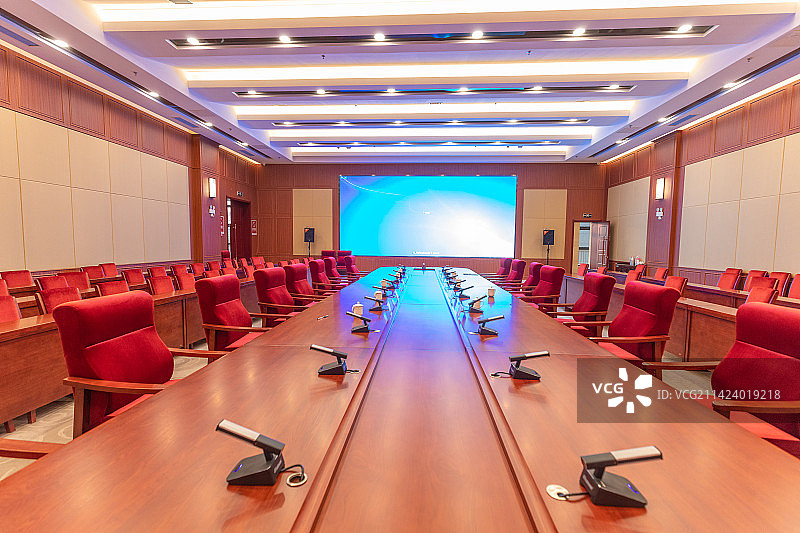 会议室桌椅和显示屏与领导理念图片素材