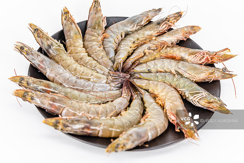 室内棚拍白色背景前一盘冰鲜南美白对虾图片素材