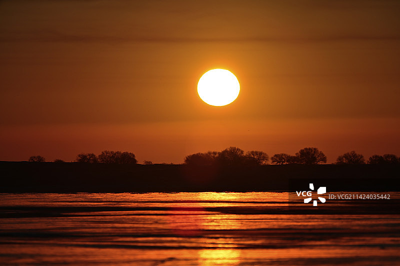 科尔沁草原上冰湖冬日日出图片素材