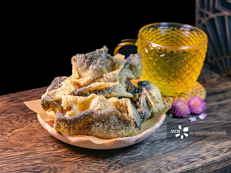 广式地道美食爽口炸鱼皮酥炸鲫鱼草鱼皮去鳞酥脆嘎嘣脆香口粤式美食广州顺德佛山家乡菜式南方美食办公室零食图片素材