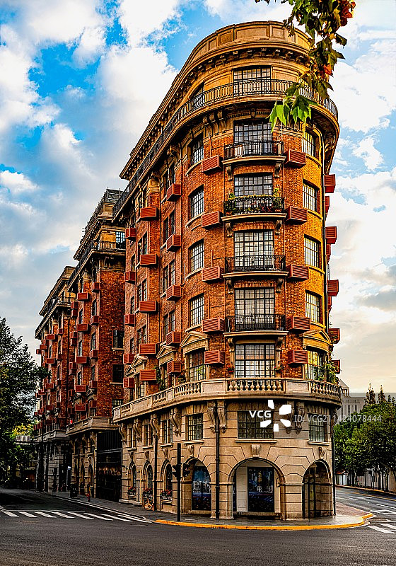 蓝天白云背景下的上海武康路历史文化街区武康大楼建筑景观图片素材