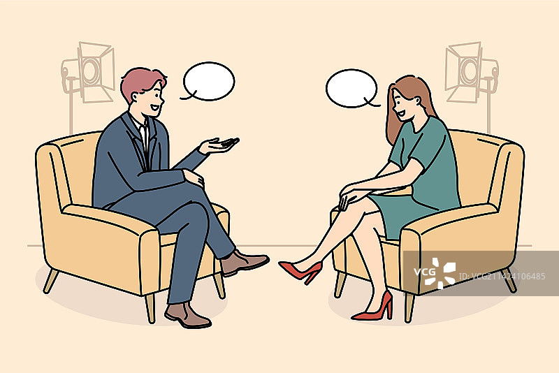 微笑的人们在演播室拍摄节目图片素材