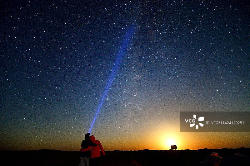 相拥追星图片素材