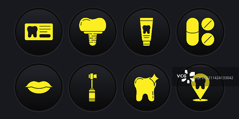 微笑的嘴唇、止痛药片和牙刷套装图片素材