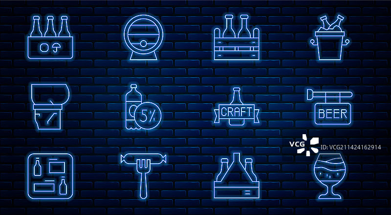 啤酒杯和带啤酒的街道标牌图片素材