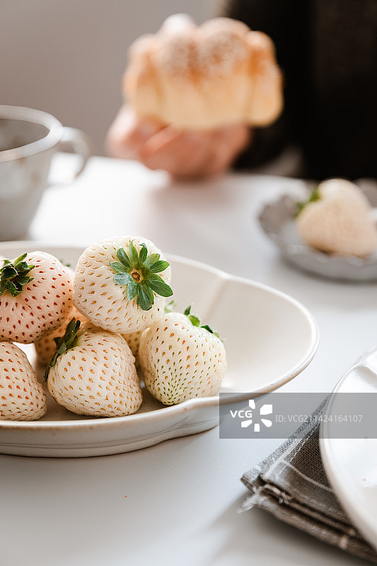 美味的香肠面包搭配白草莓图片素材