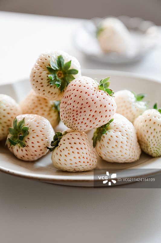 美味的香肠面包搭配白草莓图片素材