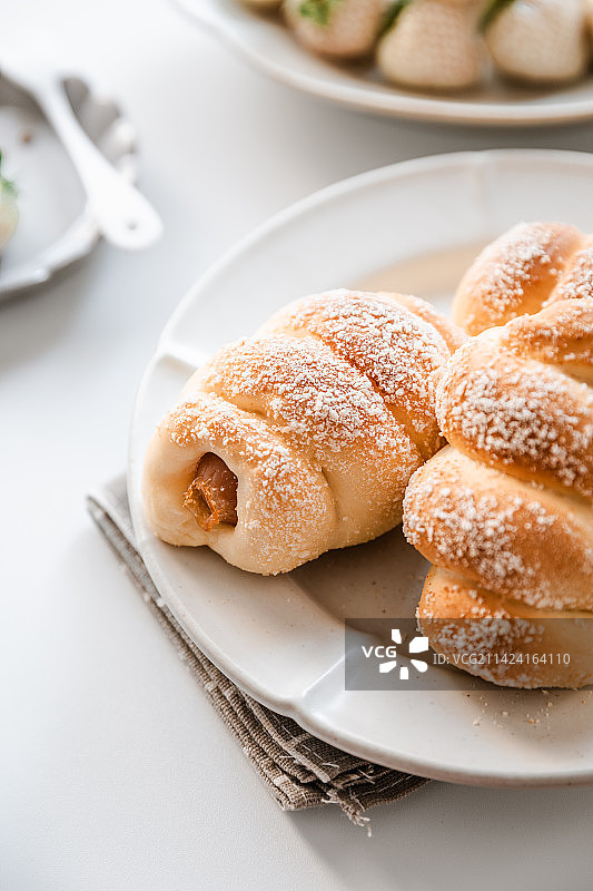 美味的香肠面包搭配白草莓图片素材