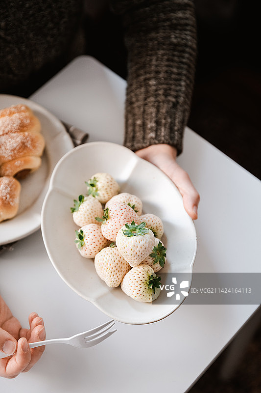 美味的香肠面包搭配白草莓图片素材