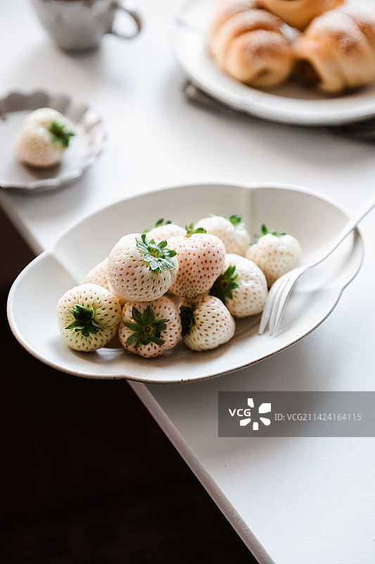 美味的香肠面包搭配白草莓图片素材