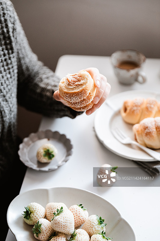美味的香肠面包搭配白草莓图片素材